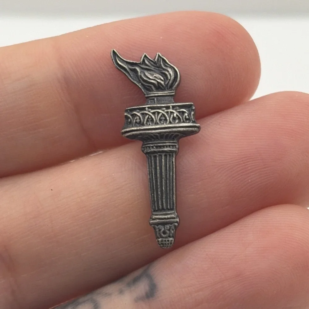 Statue Of Liberty Torch USA Patriotic Silver Tone Lapel Hat Pin Accessory